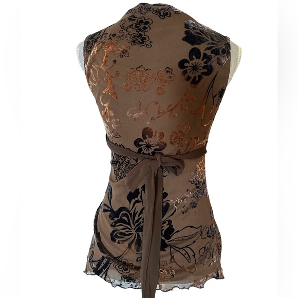 Velvety floral pattern flattering tank with tie in back. V neck. Size M juniors - Picture 2 of 10